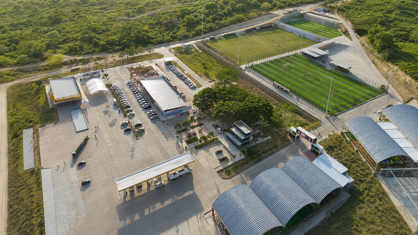 Complejo deportivo y areas verdes de parqueadero y recepcion